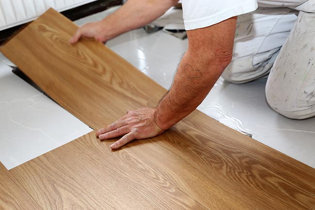Adesivi per pavimenti: rinnovare con le piastrelle adesive in PVC! Vantaggi  e svantaggi
